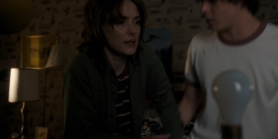 Stranger_Things_S01E03_mp46320.jpg
