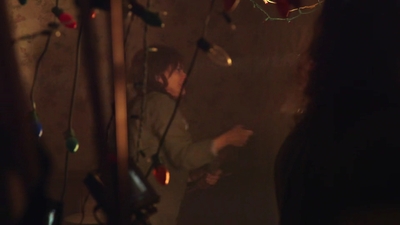 2016_-_Stranger_Things_Season_1_Featurette_02_mp49122.jpg