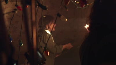 2016_-_Stranger_Things_Season_1_Featurette_02_mp49125.jpg